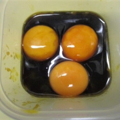 Anoaさん今晩は♪
卵黄のしょうゆ漬けに
チャレンジしてみました。
もう1日待てですが、
楽しみにしてます(*^^)v
漬けタレは又使えますか？